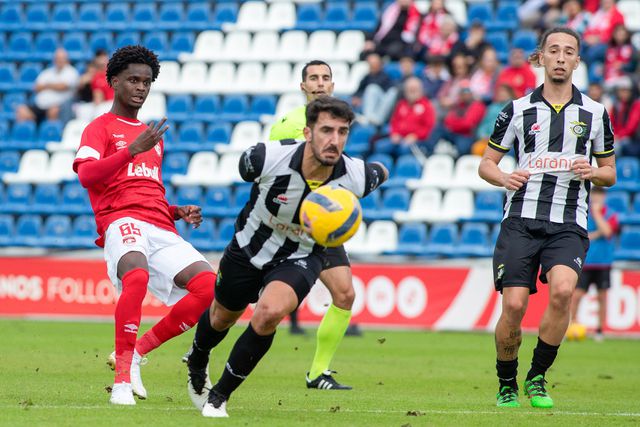 Djé Tavares foi um dos melhores no triunfo (3-0) do Santa Clara frente ao Comércio e Indústria. - Foto: EDUARDO COSTA/LUSA