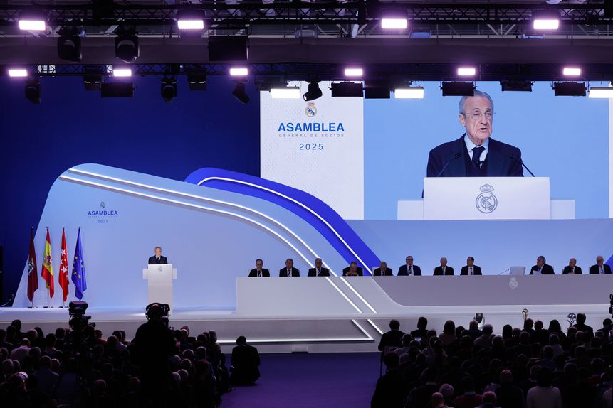 Florentino Pérez, presidente do Real Madrid, discursa na Assembleia Geral