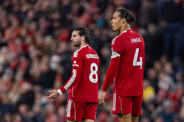 Dominik Szoboszlai e Virgil van Dijk, jogadores do Liverpool, frente ao Nottingham Forest