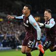Morgan Rogers e Matty Cash, jogadores do Aston Villa, celebram golo do inglês frente ao Leeds