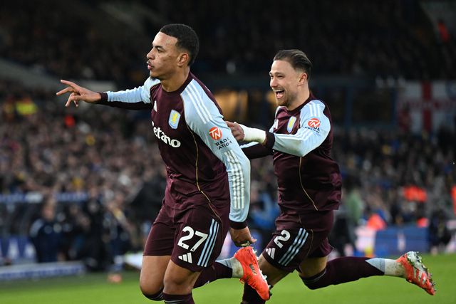 Morgan Rogers e Matty Cash, jogadores do Aston Villa, celebram golo do inglês frente ao Leeds