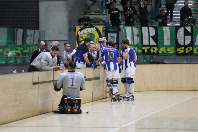 Paulo Freitas dá indicações à equipa do FC Porto no clássico de hóquei com o Sporting - Foto: FP Patinagem
