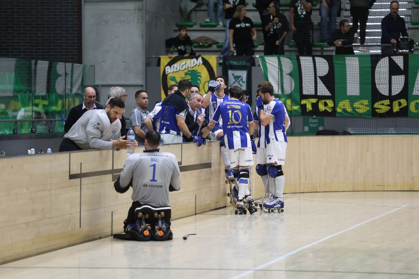Paulo Freitas dá indicações à equipa do FC Porto no clássico de hóquei com o Sporting - Foto: FP Patinagem