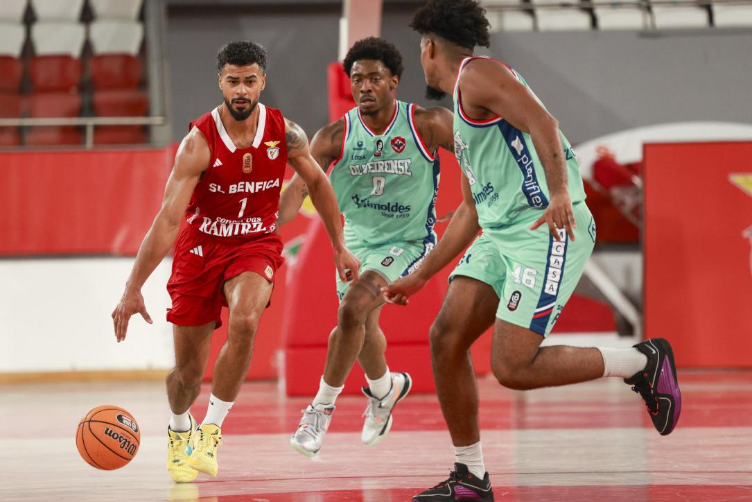 O jogador de basquetebol do Benfica, Aaron Broussard, em jogo com a Oliveirense. 2025/26. Foto SLB
