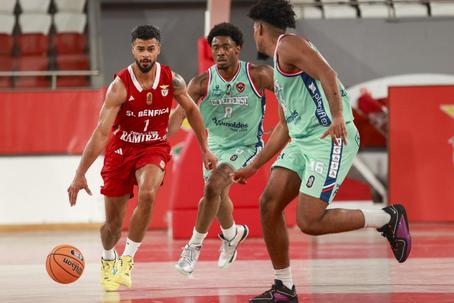 O jogador de basquetebol do Benfica, Aaron Broussard, em jogo com a Oliveirense. 2025/26. Foto SLB