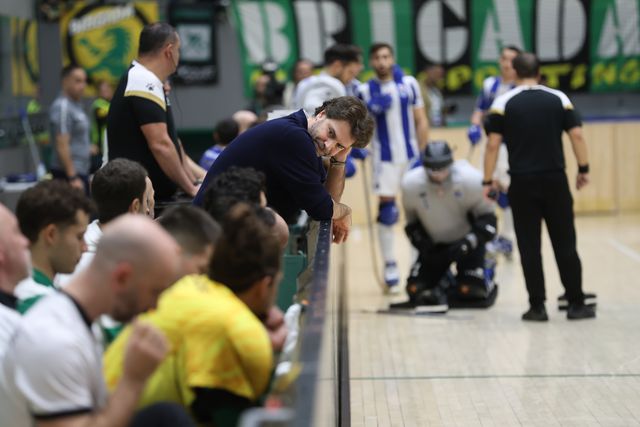 Edo Bosch, treinador do Sporting, no jogo frente ao FC Porto - Foto: FP Patinagem
