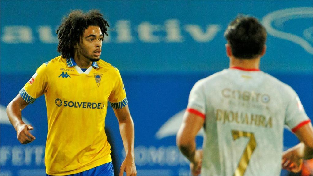 Tiago Brito reencontrou o Famalicão, que serviu na sua formação e onde partilhou balneário com Gustavo Sá, agora seu adversário. Foto: Estoril Praia SAD