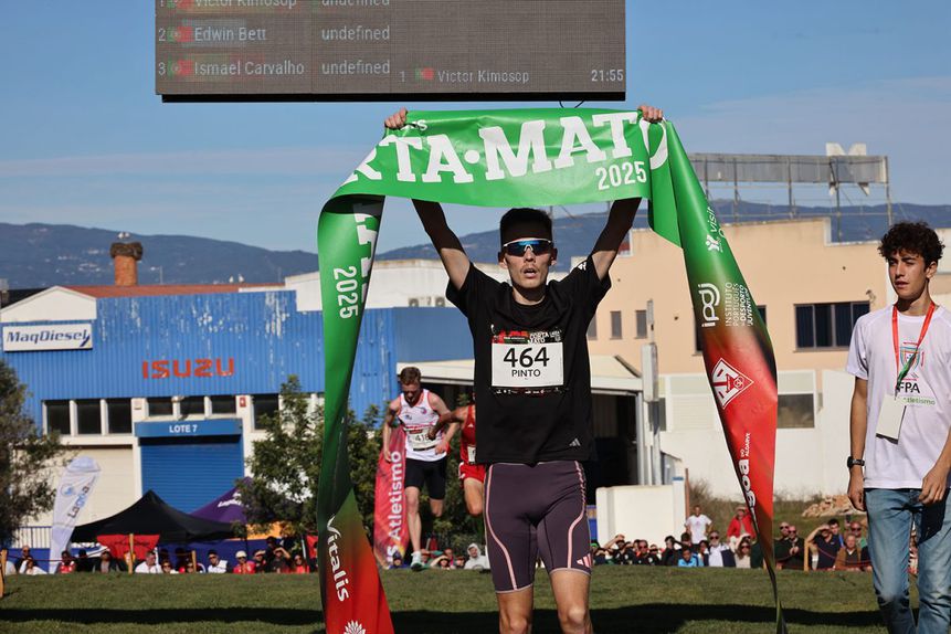 José Carlos Pinto que corre como individual foi o quarto a cortar a meta e o primeiro português. Foto FPA