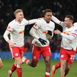 Conrad Harder, Assan Ouédraogo, David Raum e Castello Lukeba, jogadores do RB Leipzig, celebram golo de Ouédraogo frente ao Werder Bremen