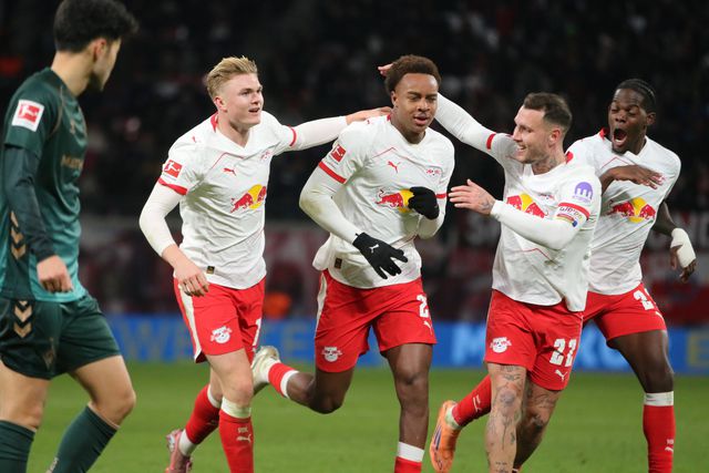 Conrad Harder, Assan Ouédraogo, David Raum e Castello Lukeba, jogadores do RB Leipzig, celebram golo de Ouédraogo frente ao Werder Bremen
