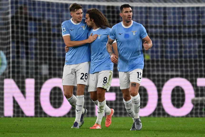 Jogadores da Lazio celebram golo de Matteo Guendouzi (ao centro) frente ao Lecce