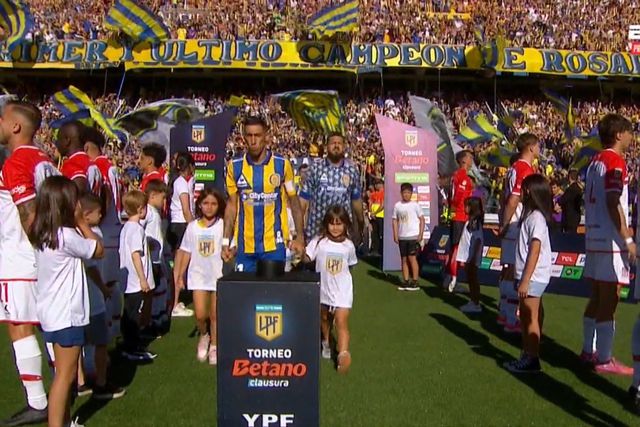 Di María vê jogadores do Estudiantes virarem costas na guarda de honra (vídeo)