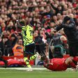 Tsimikas fraturou a clavícula após choque com... Klopp (vídeo)