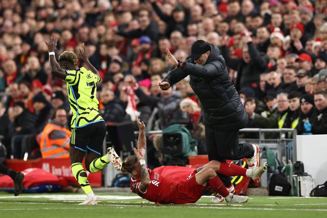 Tsimikas fraturou a clavícula após choque com... Klopp (vídeo)