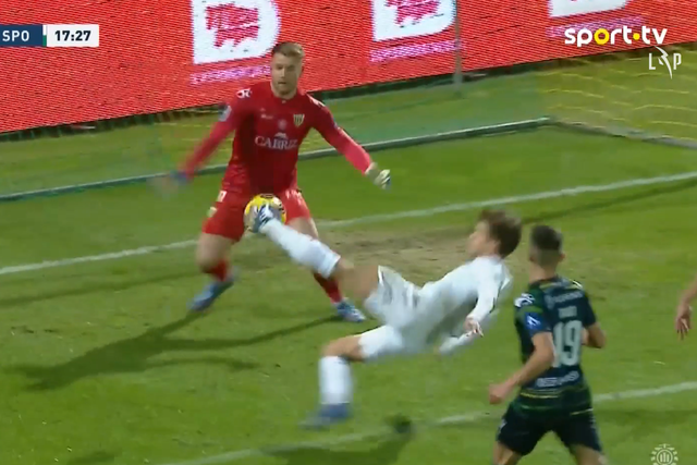 Daniel Bragança, em lance acrobático, faz o primeiro em Tondela (com vídeo)