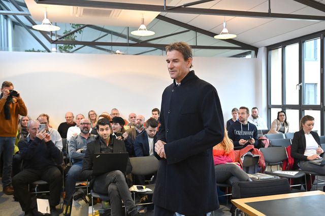 Antigo guarda-redes alemão multado após invadir garagem de vizinho com serra elétrica