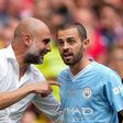 Guardiola conversa com Bernardo Silva