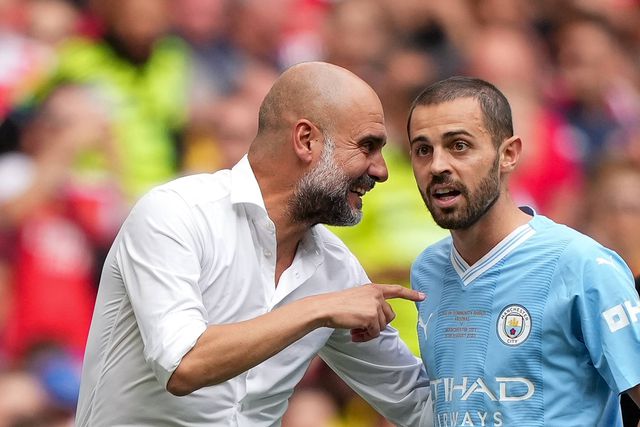 Guardiola conversa com Bernardo Silva