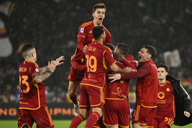 Roma vence Nápoles por 2-0 e alcança lugar europeu