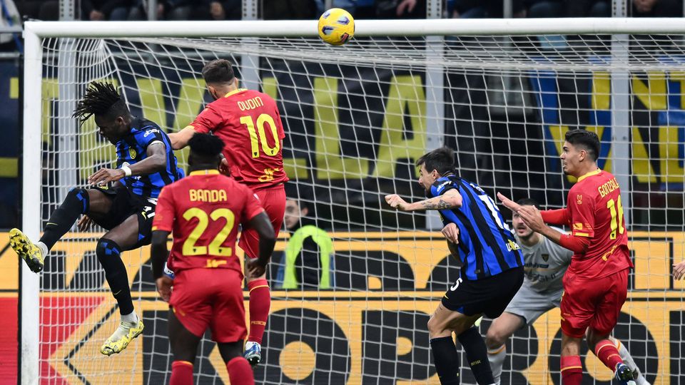 Inter mete a quarta seguida com golos de Bisseck e Barella