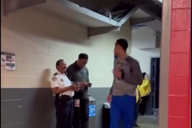 Ouch! Jogador dos Mavericks 'esqueceu-se' que tem mais de 2 metros