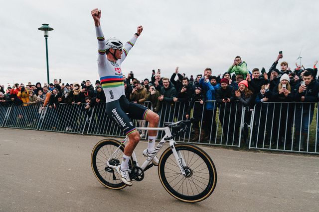 Van der Poel volta a dominar Van Aert e Pidcock