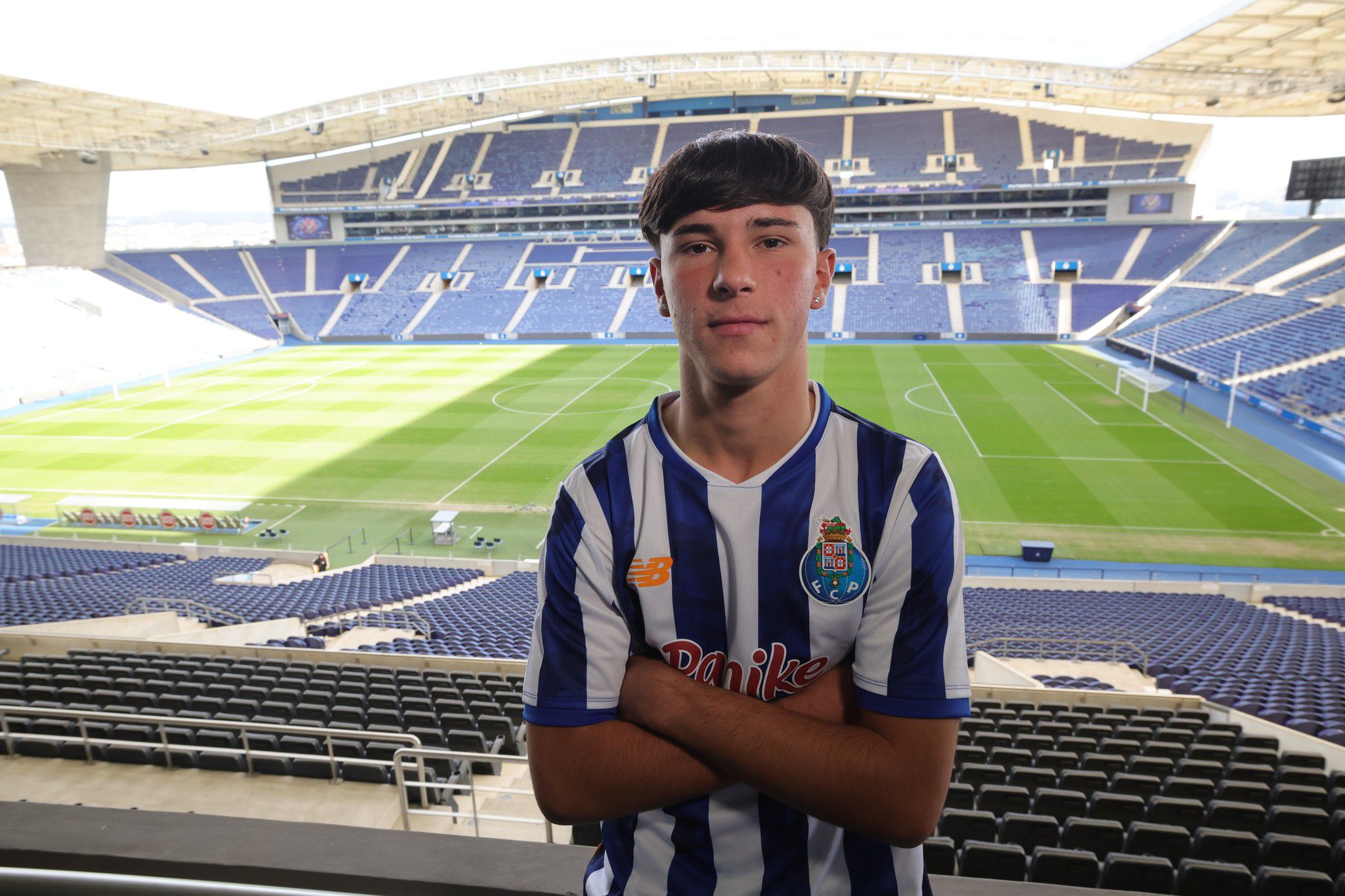 Avançado de 16 anos assina contrato profissional com o FC Porto: «Gostava de chegar à equipa principal»