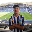 Avançado de 16 anos assina contrato profissional com o FC Porto: «Gostava de chegar à equipa principal»