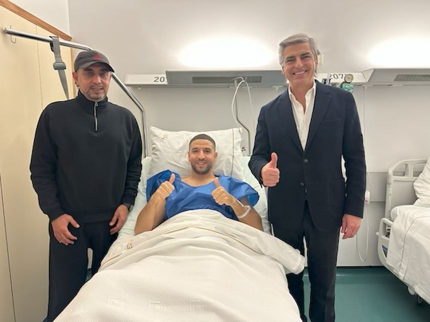 Adel Taarabt com a equipa médica da Clínica Espregueira, chefiada pelo Prof. João Espregueira-Mendes