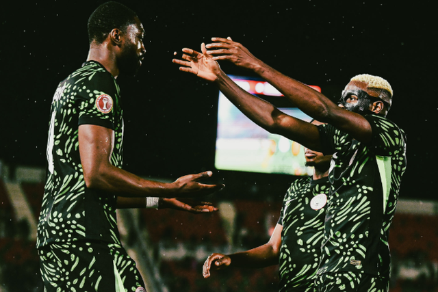 Osimhen a abraçar Ajayi, autor do primeiro golo - Foto: @CAF_Online