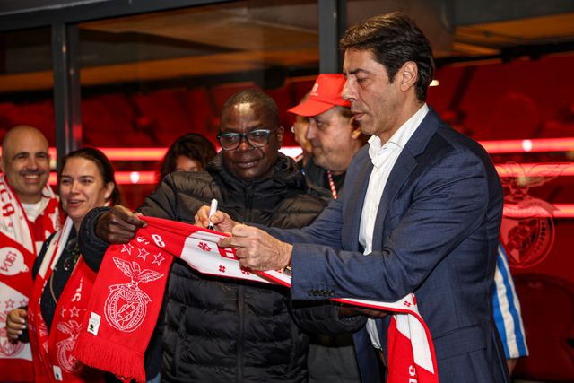 Rui Costa a aceder ao pedido de um adepto - Foto: SL Benfica