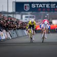 Wout van Aert (à esq. na imagem) batido ao sprint pelo jovem Tibor Del Grosso no Superpretige de Zolder