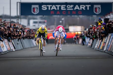 Wout van Aert (à esq. na imagem) batido ao sprint pelo jovem Tibor Del Grosso no Superpretige de Zolder