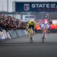 Wout van Aert (à esq. na imagem) batido ao sprint pelo jovem Tibor Del Grosso no Superpretige de Zolder