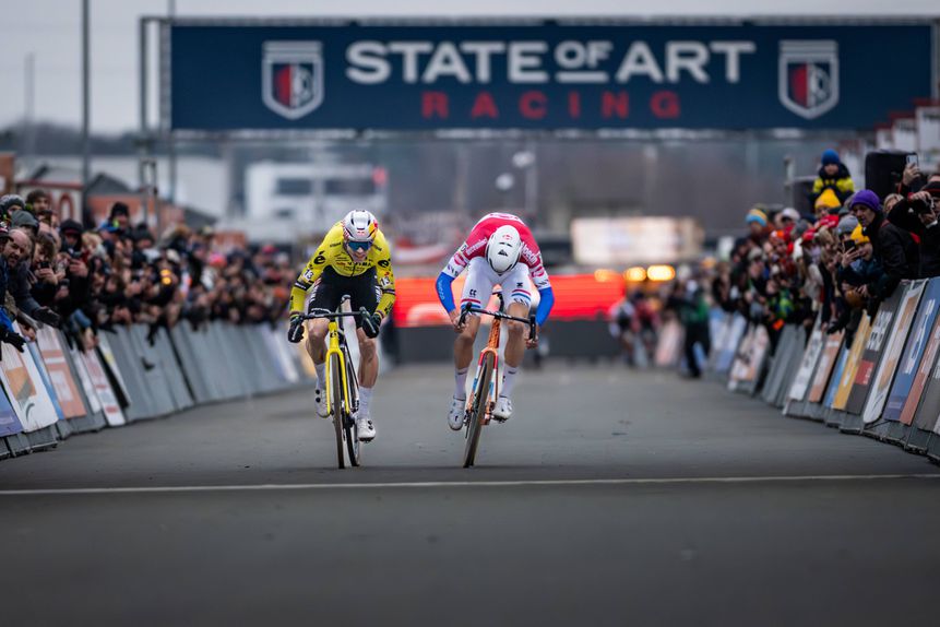 Wout van Aert (à esq. na imagem) batido ao sprint pelo jovem Tibor Del Grosso no Superpretige de Zolder