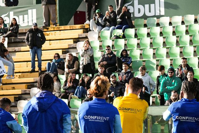 Adeptos aplaudem o plantel — FOTO: Rio Ave