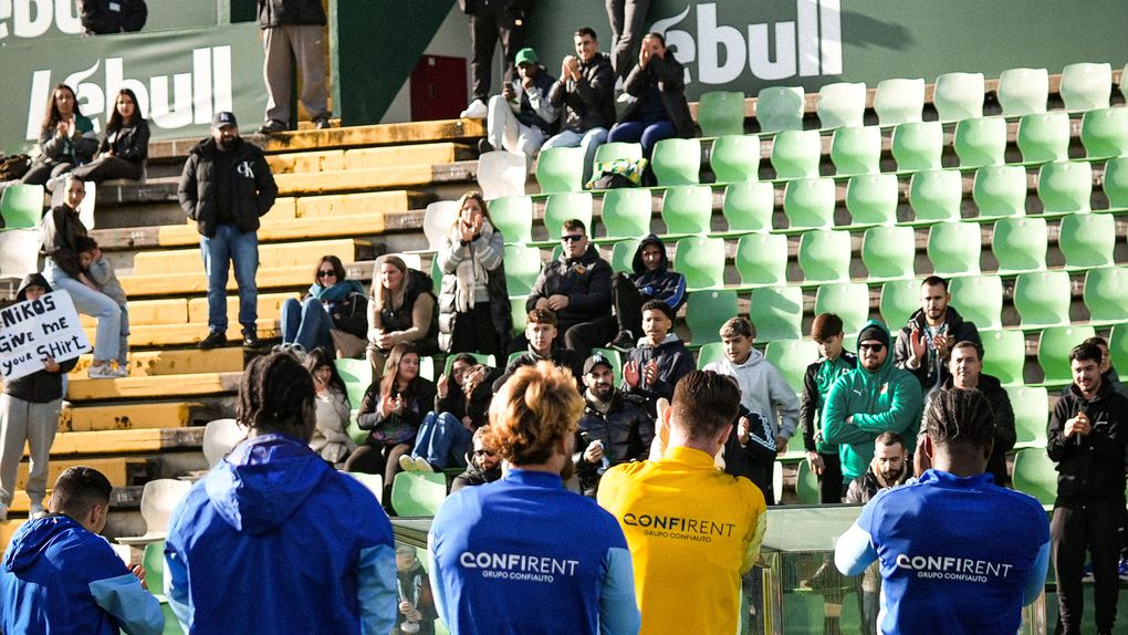 Adeptos aplaudem o plantel — FOTO: Rio Ave