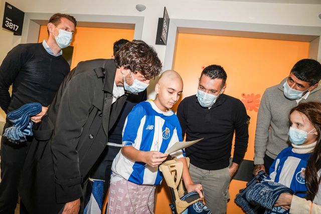 Francesco Farioli foi enviar palavras de esperança às crianças do Joãozinho — FOTO: FC Porto