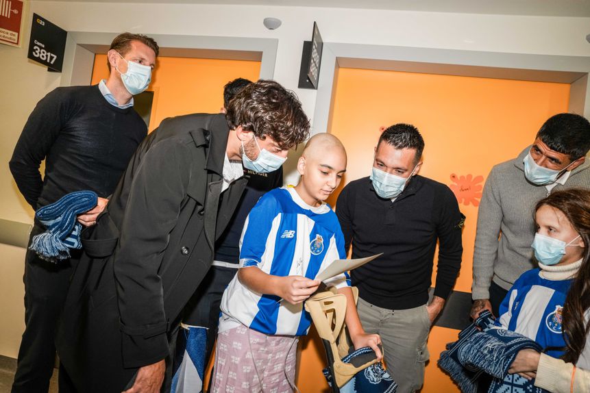 Francesco Farioli foi enviar palavras de esperança às crianças do Joãozinho — FOTO: FC Porto