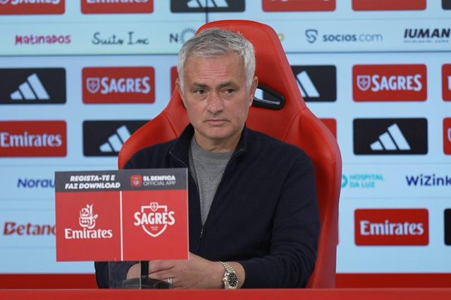 Mourinho atira-se a jornalista: «Notícia falsa, estás de castigo e não te respondo»