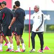 José Mourinho dirigiu treino esta manhã — Foto: Miguel Nunes