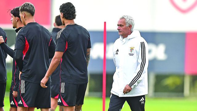 José Mourinho dirigiu treino esta manhã — Foto: Miguel Nunes
