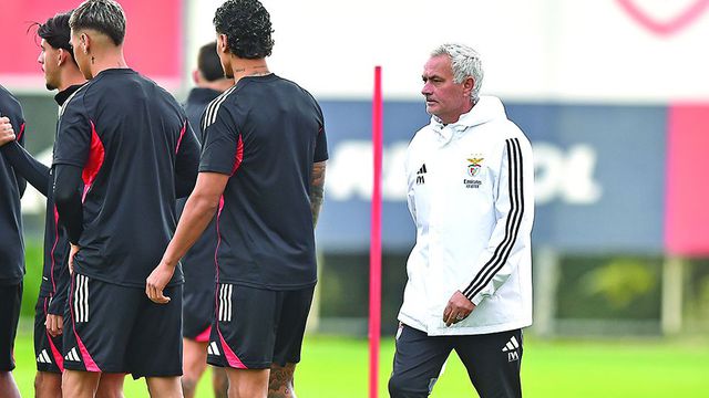José Mourinho dirigiu treino esta manhã — Foto: Miguel Nunes