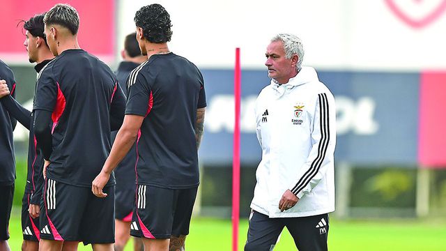 José Mourinho dirigiu treino esta manhã — Foto: Miguel Nunes