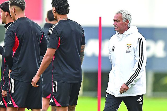 José Mourinho dirigiu treino ontem de manhã — Foto: Miguel Nunes