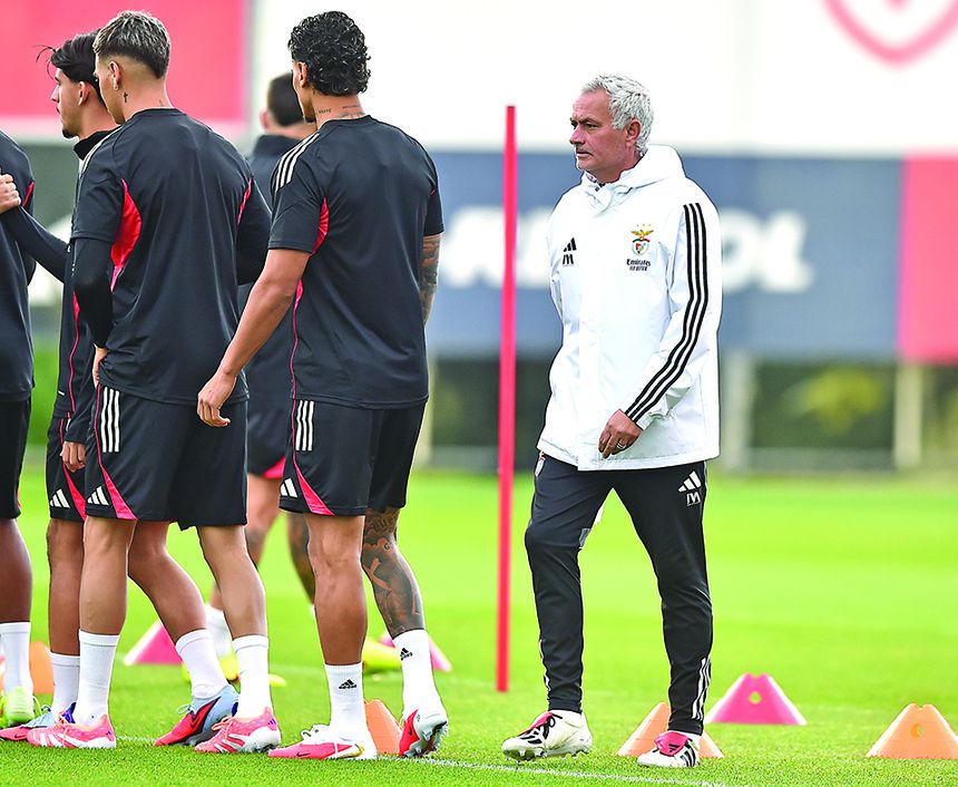 José Mourinho dirigiu treino esta manhã — Foto: Miguel Nunes