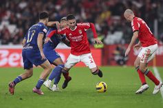 Barrenechea em disputa de bola no Benfica-Famalicão - Foto: LUSA/JOSÉ SENA GOULÃO