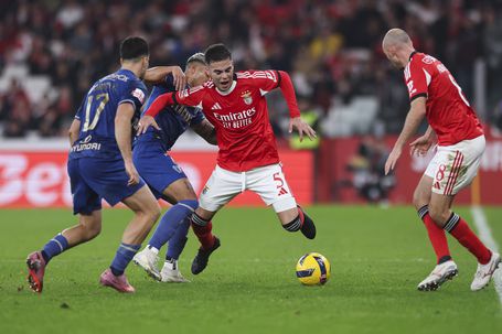 Barrenechea em disputa de bola no Benfica-Famalicão - Foto: LUSA/JOSÉ SENA GOULÃO