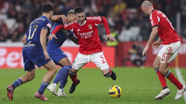 Barrenechea em disputa de bola no Benfica-Famalicão - Foto: LUSA/JOSÉ SENA GOULÃO