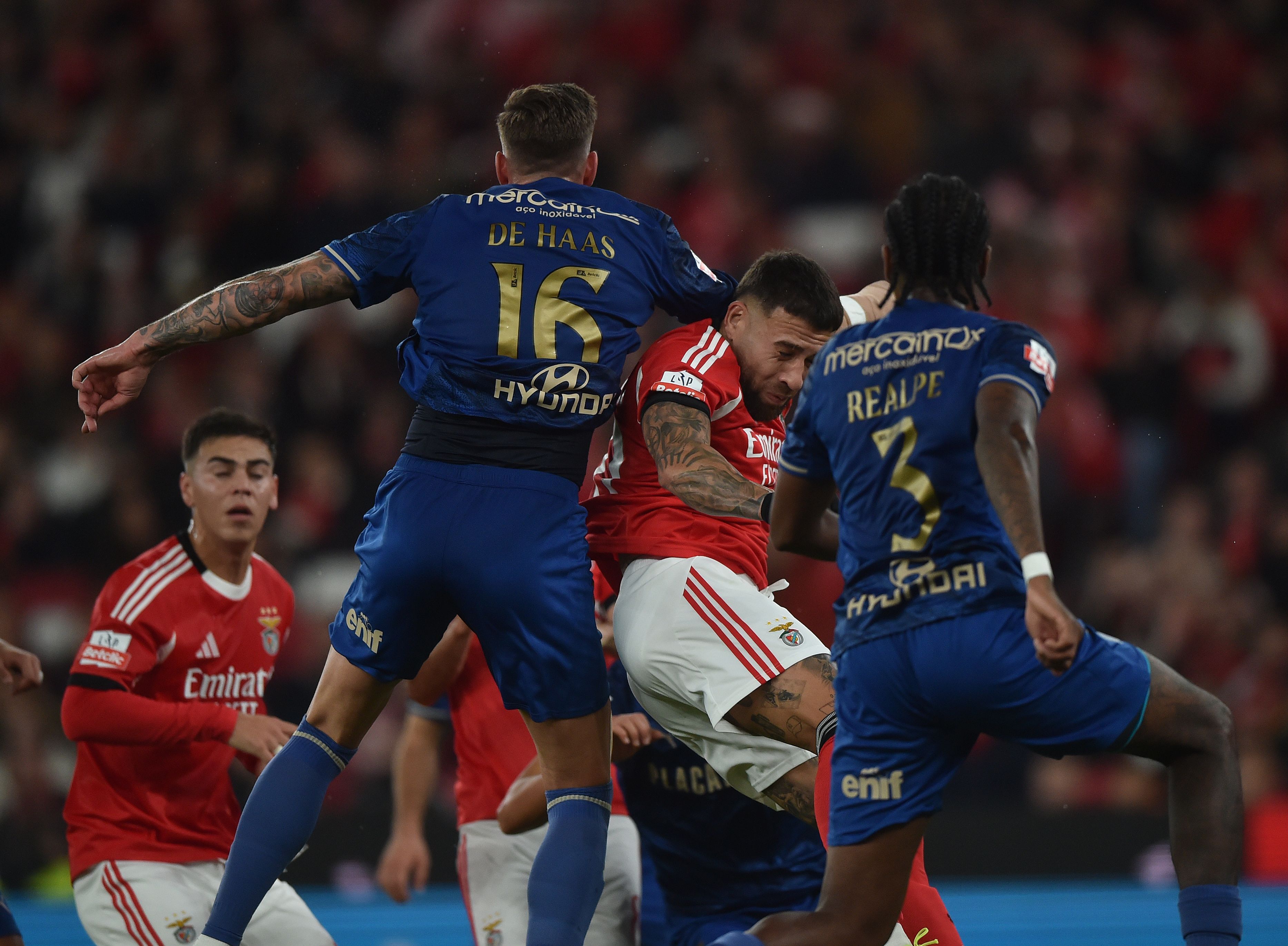 Benfica-Famalicão (Liga): André Narciso marcou penálti por falta sobre Otamendi após rever imagens no VAR. Decisão correta, analisou Pedro Henriques. «Justin de Haas acerta de forma negligente na cara de Otamendi», explicou. Foto: Miguel Nunes